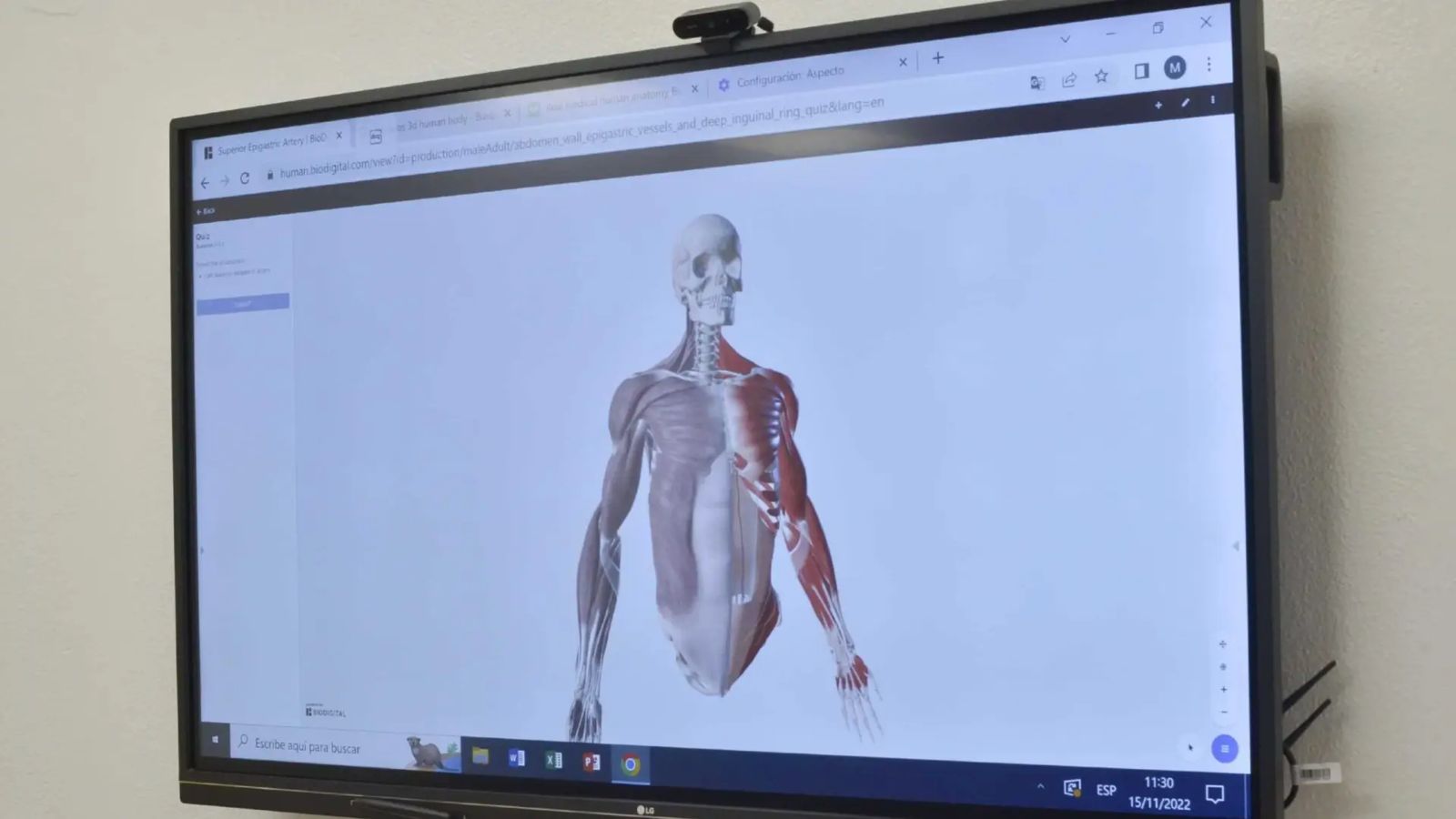 Pantalla interactiva con un modelo 3D del cuerpo humano
