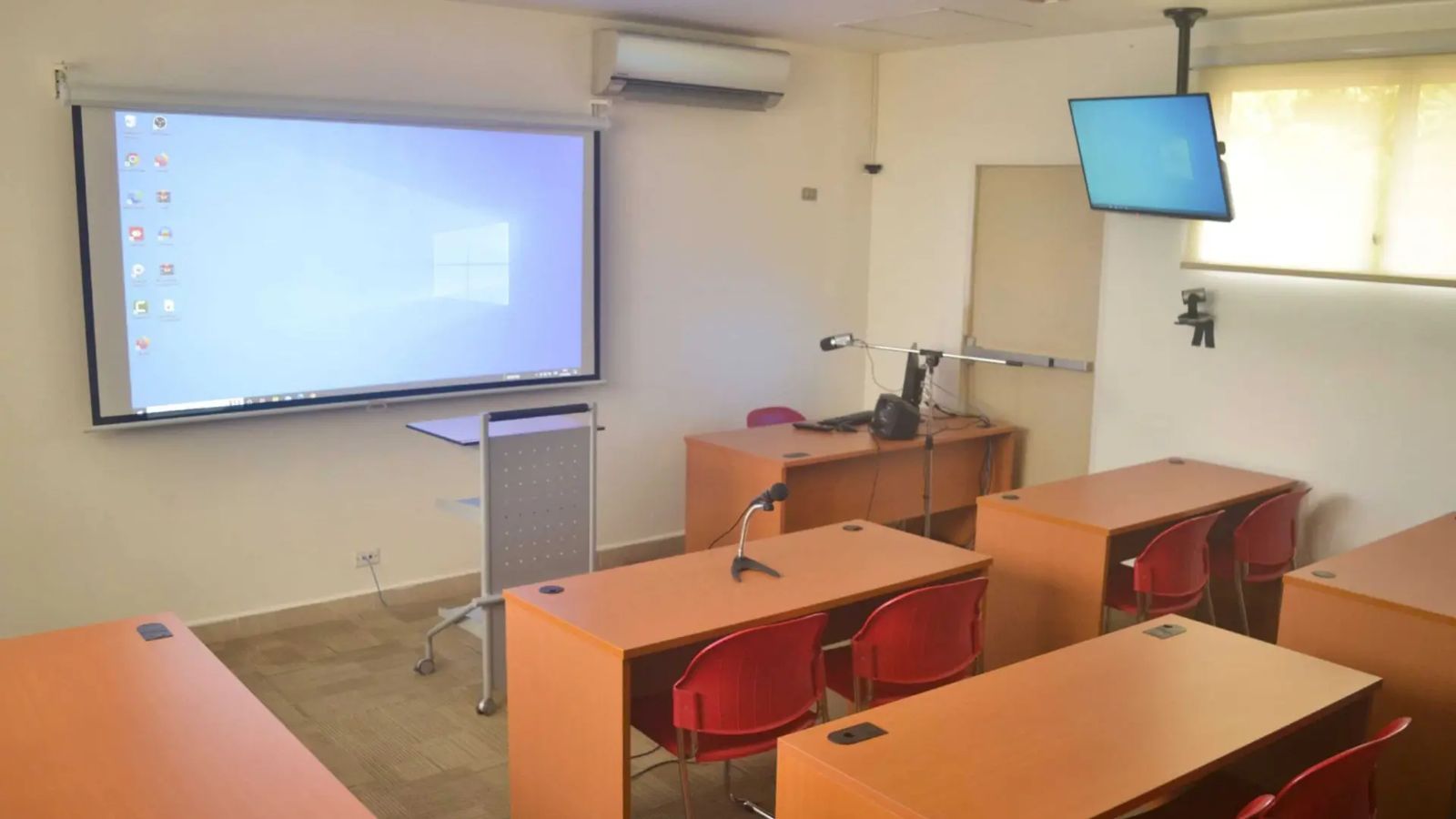 Aula Hyflex con proyector, pantalla, cámaras y micrófonos
