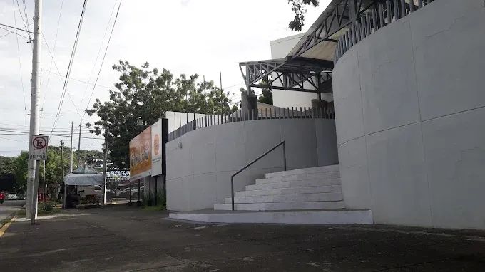 Entrada de UCEM desde la calle