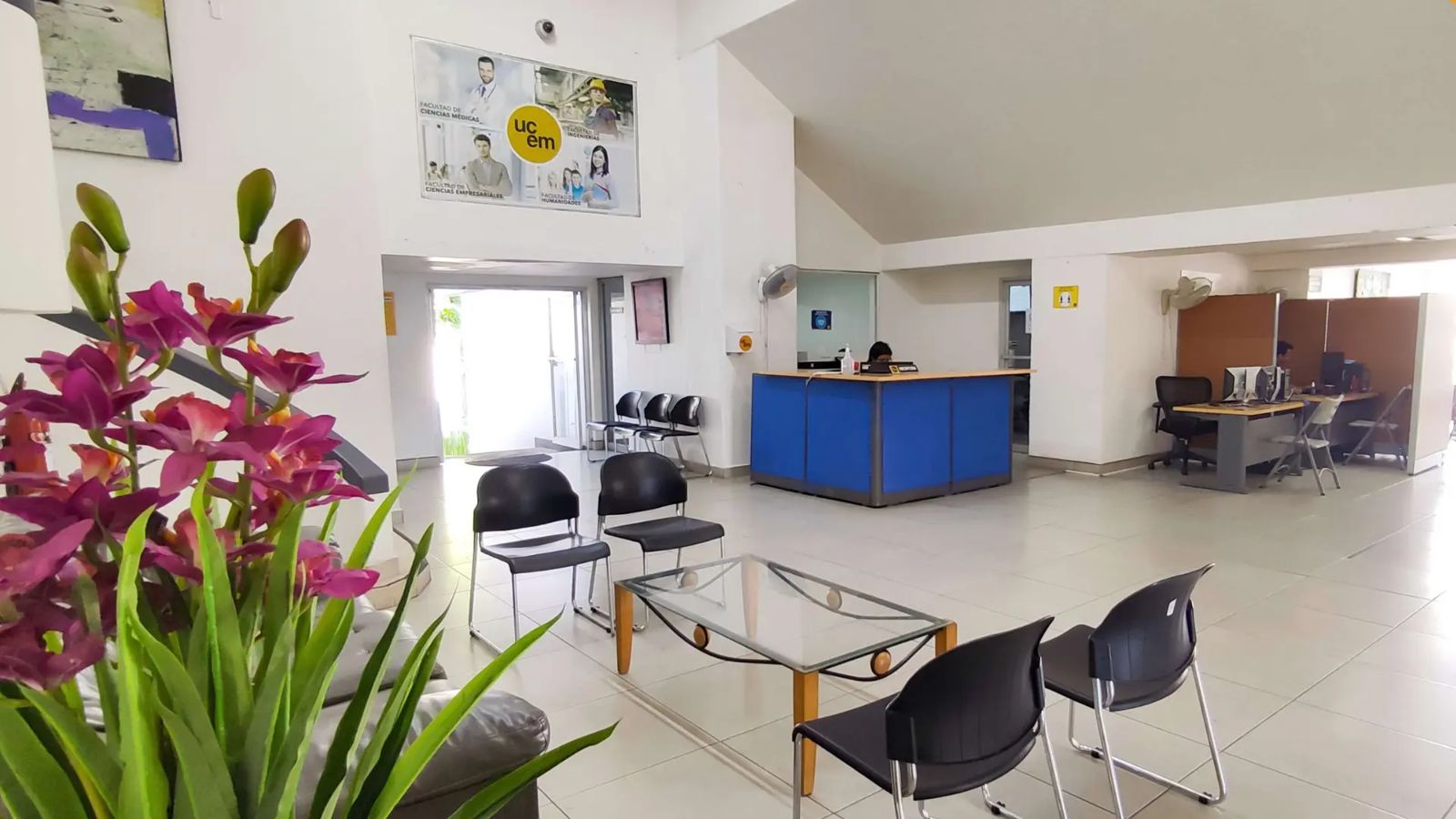 Recepción y sala de espera de admisiones de UCEM