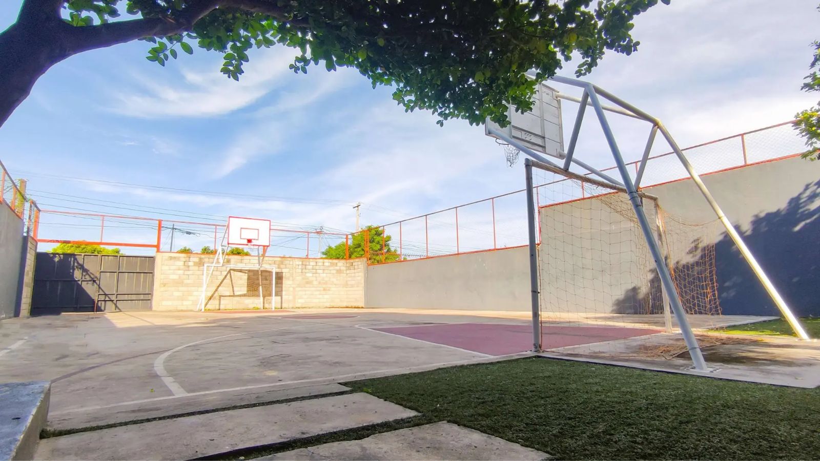 Cancha multiuso con aros de básquet y porterías
