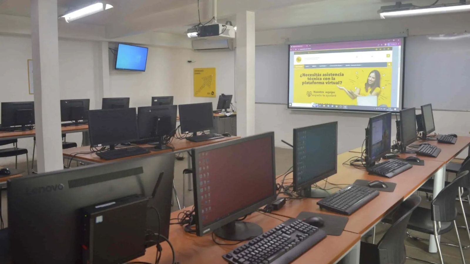 Laboratorio de computación con computadoras y proyector