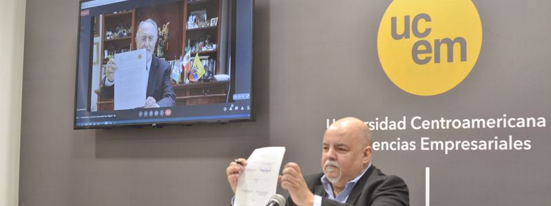 Firma del convenio de doble titulación en la sala de conferencias de UCEM