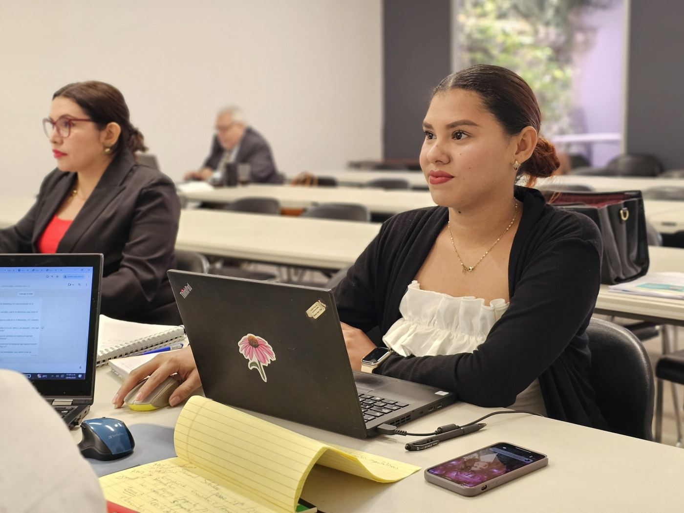 Estudiante trabajando con su laptop en clase