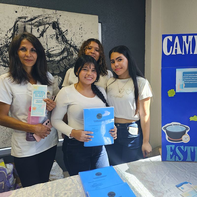 Estudiantes mostrando sus trabajos de clase