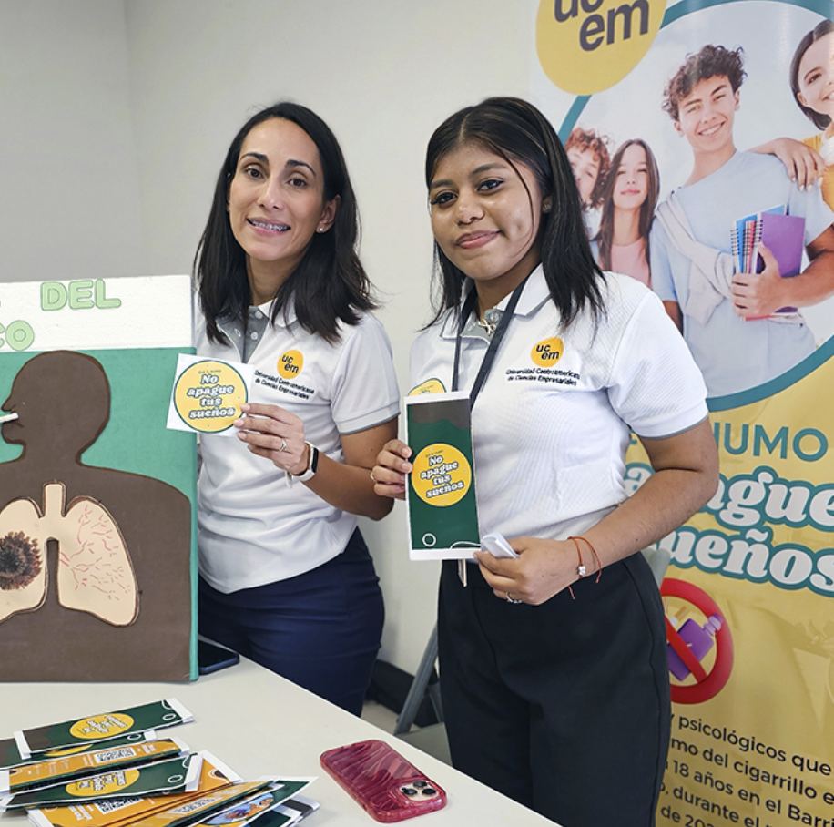 Estudiantes en una campaña de salud contra el tabaco