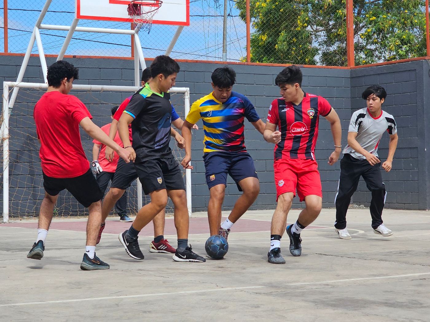 Estudiantes jugando fútbol en la cancha del campus