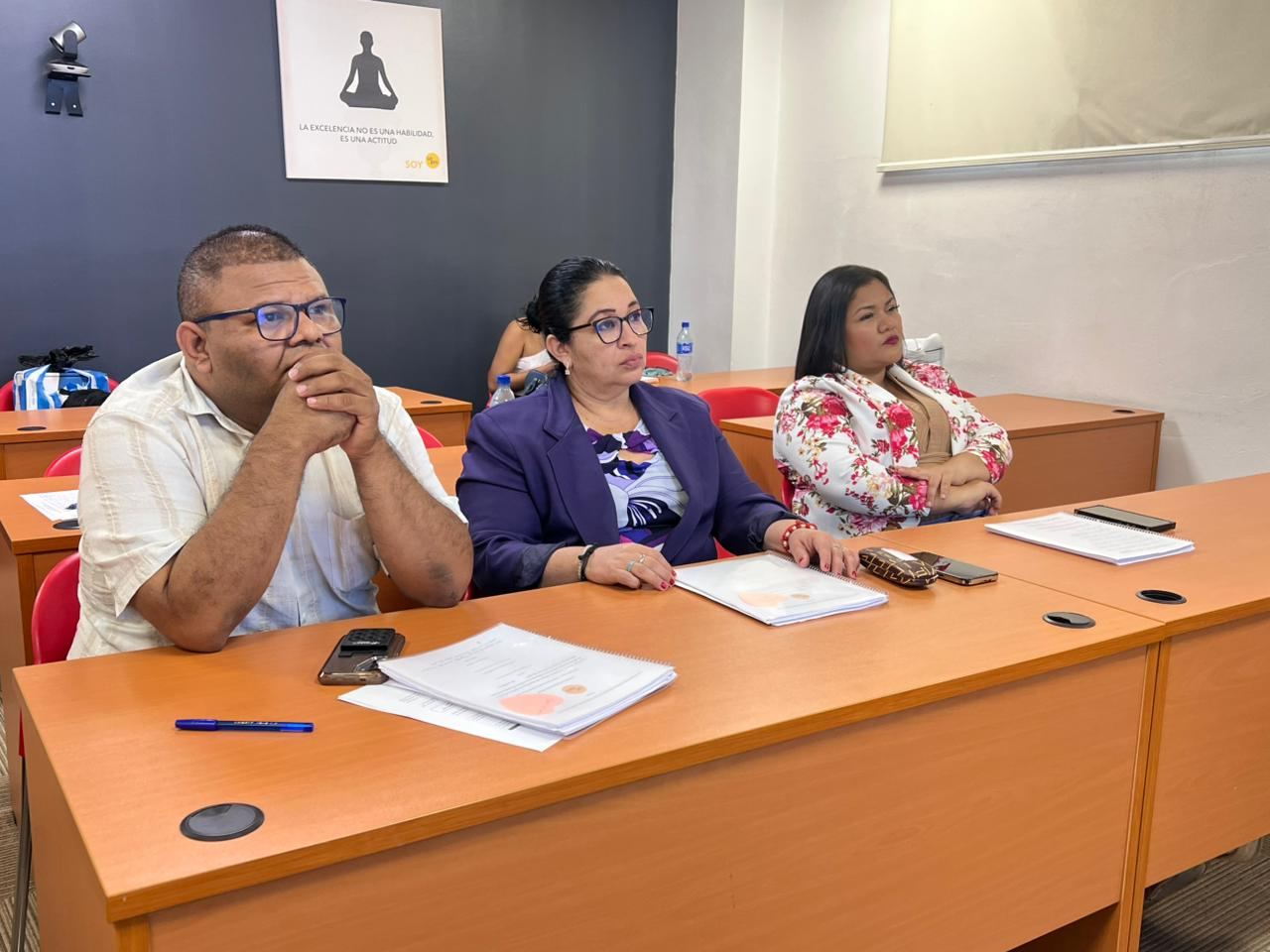 Estudiantes resolviendo un ejercicio en la pizarra interactiva